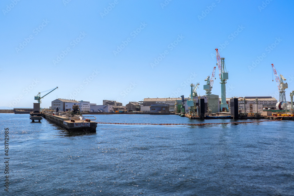 海上から眺める神戸の造船所