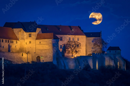 Vollmond über Schloss Neuenburg in Freyburg Unstrut am Abend photo