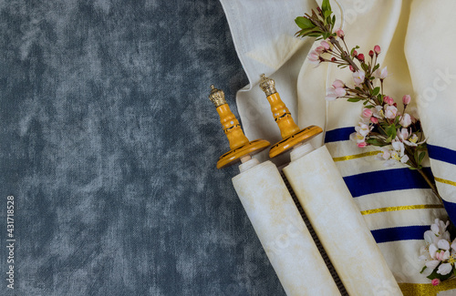 Quadro su tela Jewish Orthodox holidays, during prayer items prayer shawl tallit with torah scr