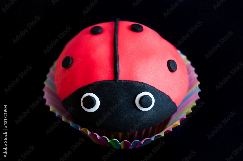 Naklejka premium Cupcake ladybug homemade, close up, black background