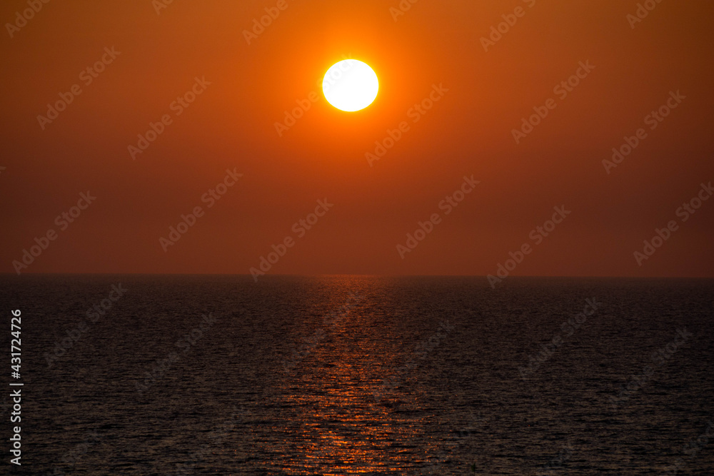 夕陽に輝く静かな海

