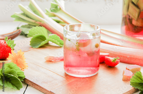 Rhabarbersaft Rhabarberschorle Saft Schorle Juice Glas Getränke Getränk