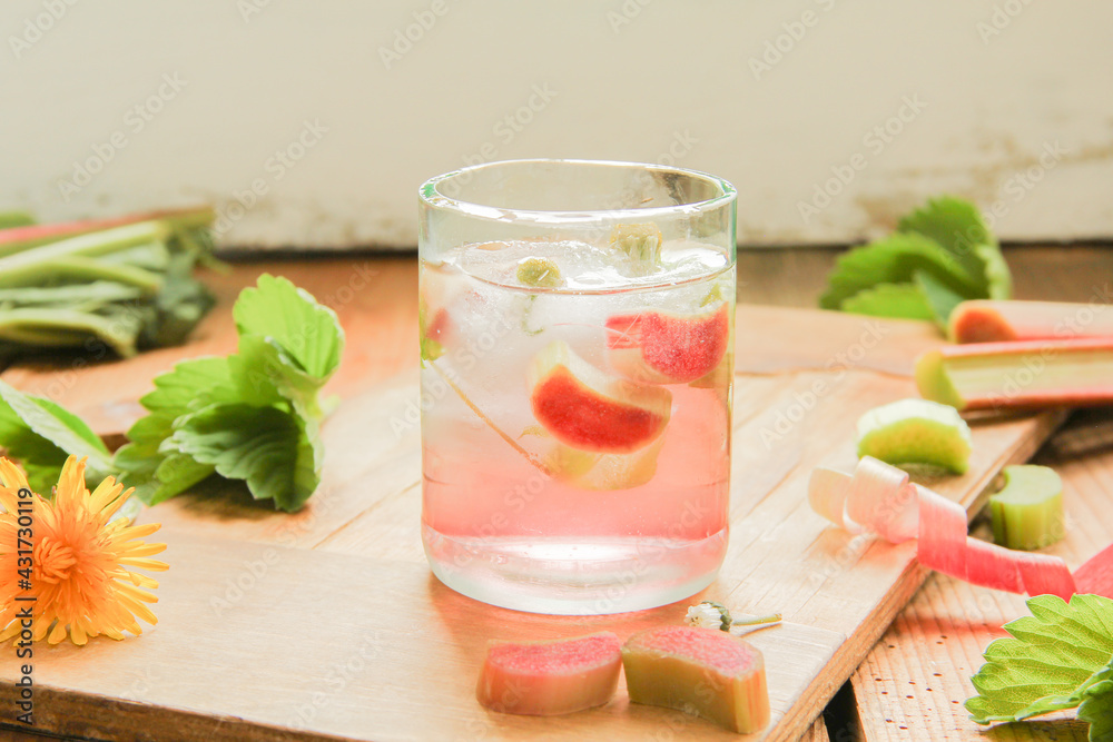 Foto de Rhabarbersaft Rhabarber Saft Juice Rhabarberschorle Schorle do ...