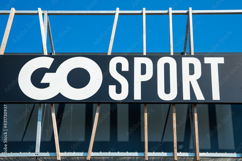 Go Sport logo on the front of the store specializing in the sale of sports  clothing and equipment Stock Photo