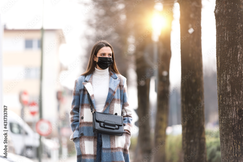 Obraz premium Woman with face mask walking outdoors