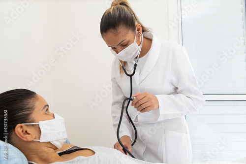 Obraz na plátne Mask doctor measured pressure of patient with mask. close up.