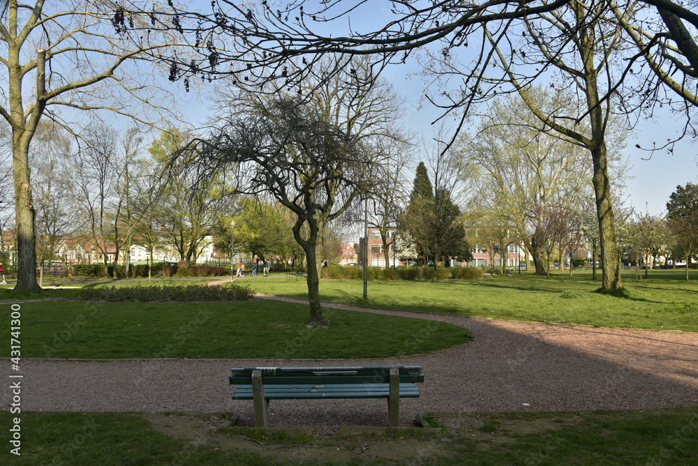 Le parc Albert à Schaerbeek sous un ciel bleu au début du printemps Le parc Albert à Schaerbeek sous un ciel bleu au début du printemps