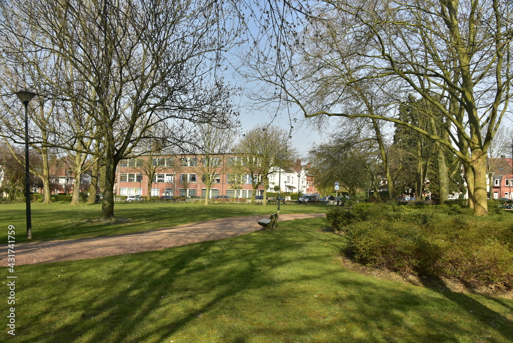 Le parc Albert à Schaerbeek sous un ciel bleu au début du printemps 
