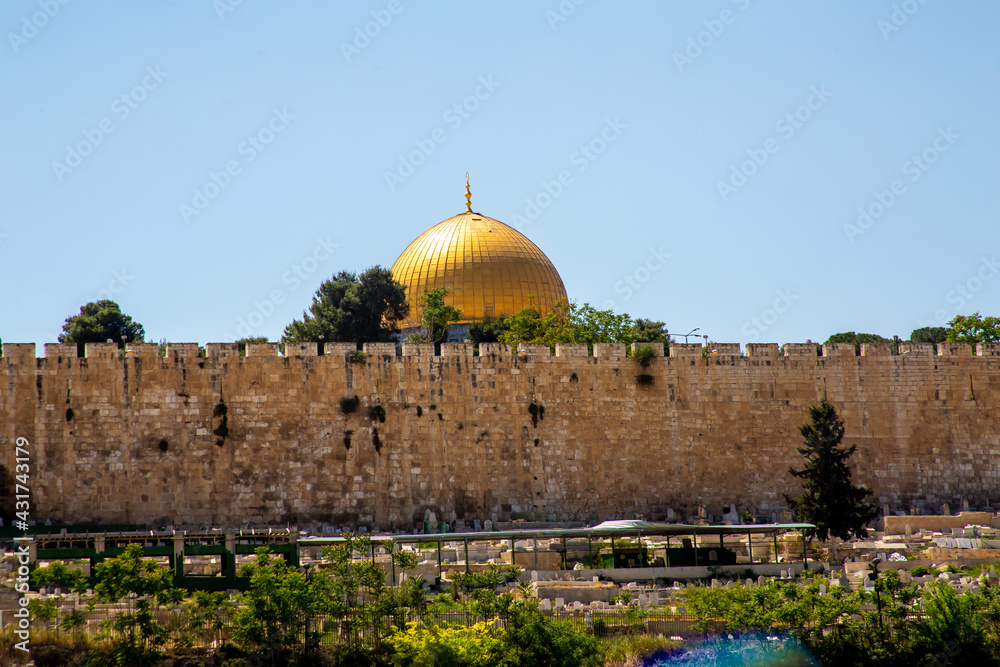 Jerusalem, Israel - 27 april 2021: the dome of the rock outside the wall of the old city