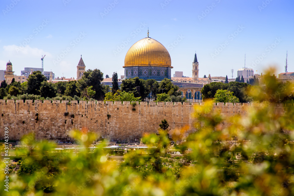Obraz premium Jerusalem, Israel - 27 april 2021: the dome of the rock outside the wall of the old city