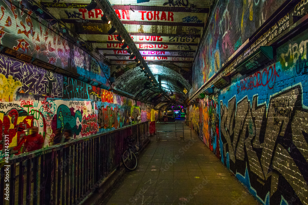 Fototapeta Graffiti Tunnel