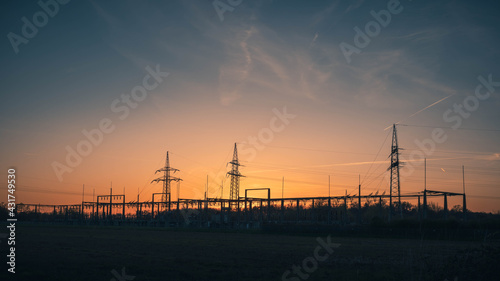 Strommast f  r die Aufh  ngung einer elektrischen Freileitung bei Sonnenuntergang