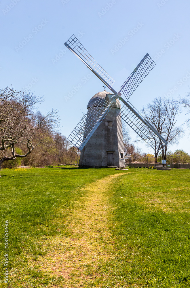 Obraz premium Shingled smock windmill at the Prescott Farm historic site in Middletown, Rhode Island