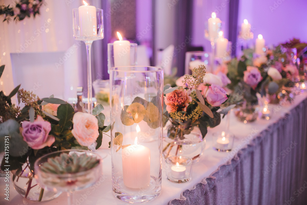 świece i kwiaty na stole dekoracja - obrazy, fototapety, plakaty 