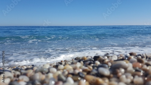 playa de piedras mar y cielo azul