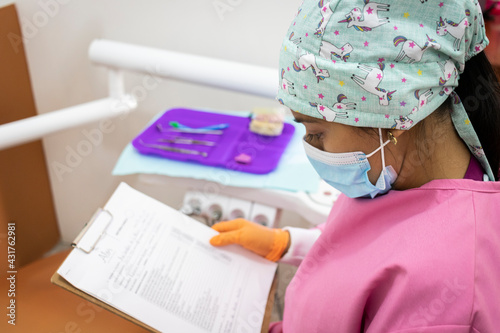Dentista en su consultorio dental photo