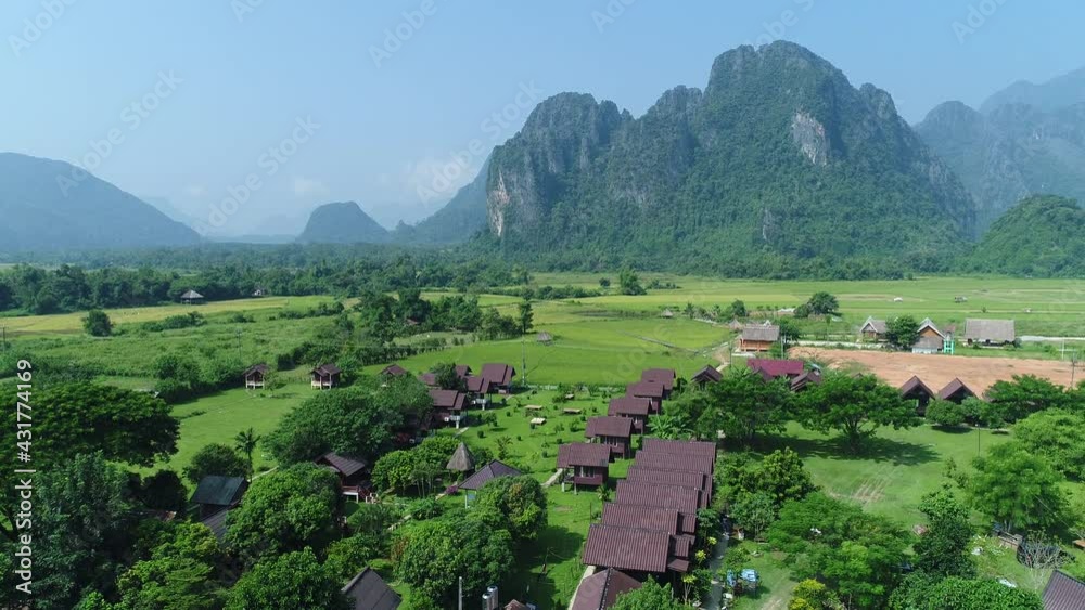 Rivière de Nam Song près de ville de Vang Vieng au laos vue du ciel