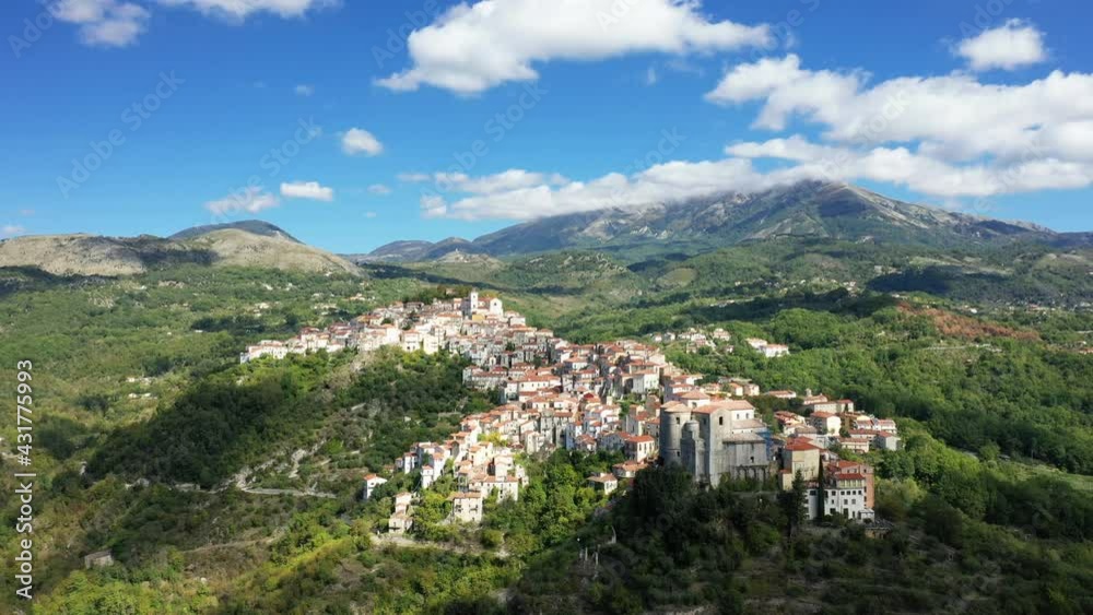La ville de Rivello vue de face au milieu de la campagne verdoyante en Europe, en Italie, en Basilicate, dans la province de Potenza, à Rivello, vers Naples La ville de Rivello vue de face au milieu de la campagne verdoyante en Europe, en Italie, en Basilicate, dans la province de Potenza, à Rivello, vers Naples
