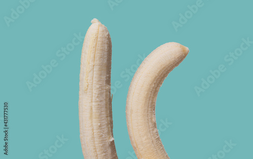 Foto Straight versus curved banana, visual concept of various shaped penis, curved pe