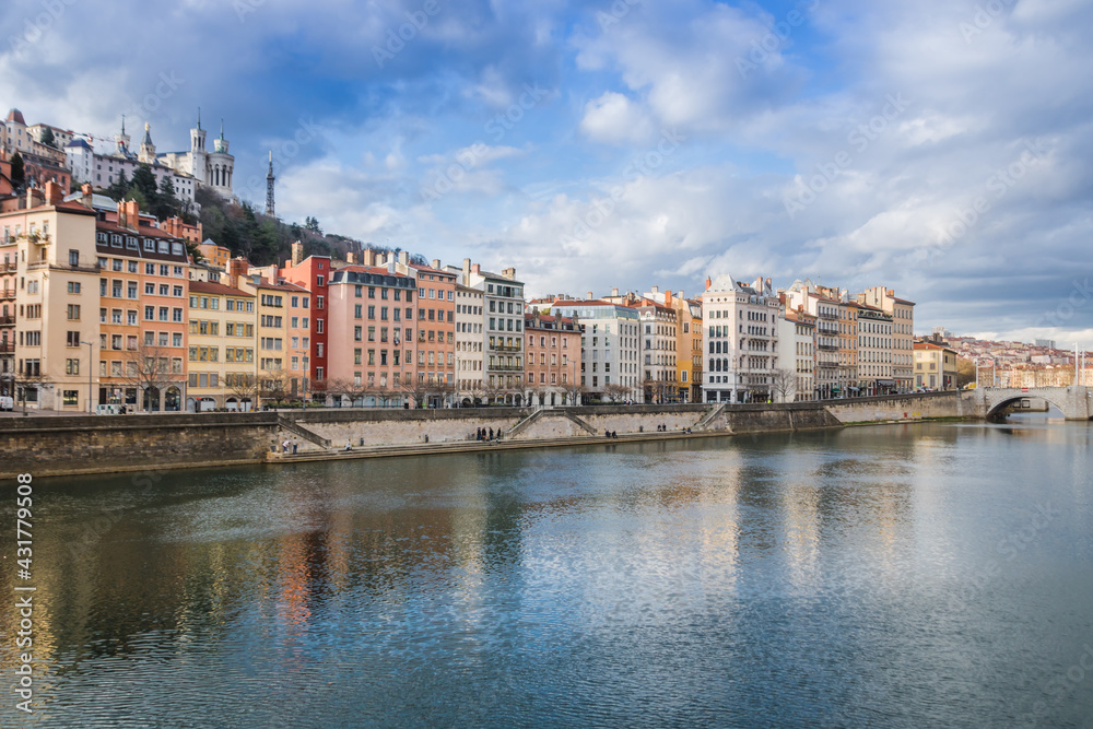 Le Vieux Lyon est le quartier médiéval et Renaissance de Lyon. Il est situé en bordure de Saône, au pied de la colline de Fourvière en rive droite de la Saône. 