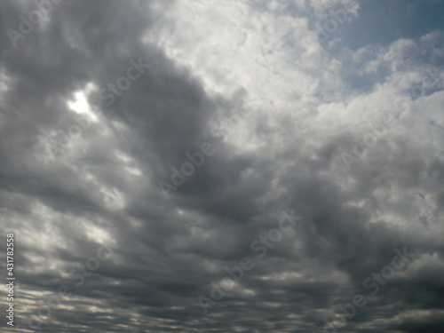 空を覆う灰色の雲