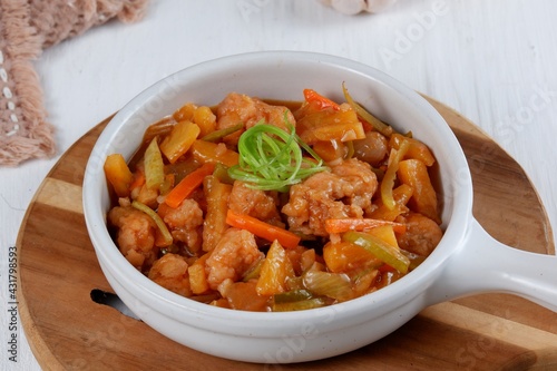 Koloke or kuluyuk chicken, is a Chinese-Indonesian dish that uses raw materials from chicken or fish, and is seasoned with red sweet and sour sauce.