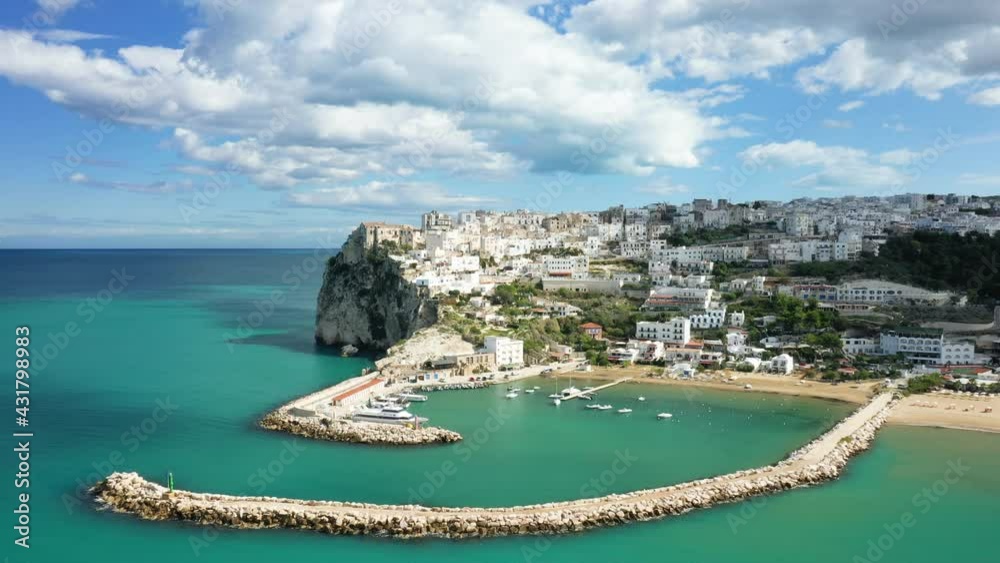 La ville de Peschici et son port de plaisance au bord de la mer tyrrhénienne en Europe, en Italie, dans la région des Pouilles, dans la province de Foggia, à Peschici