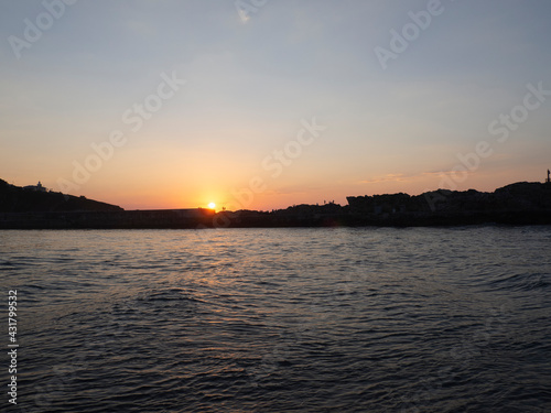 Vistas de la puesta de sol con la silueta del puerto de San Vicente de la Barquera  Santander  Espa  a  en el verano de 2020
