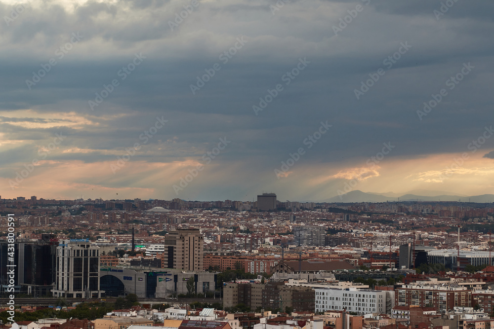 View of the city with buildings and the sky with a dark cloud