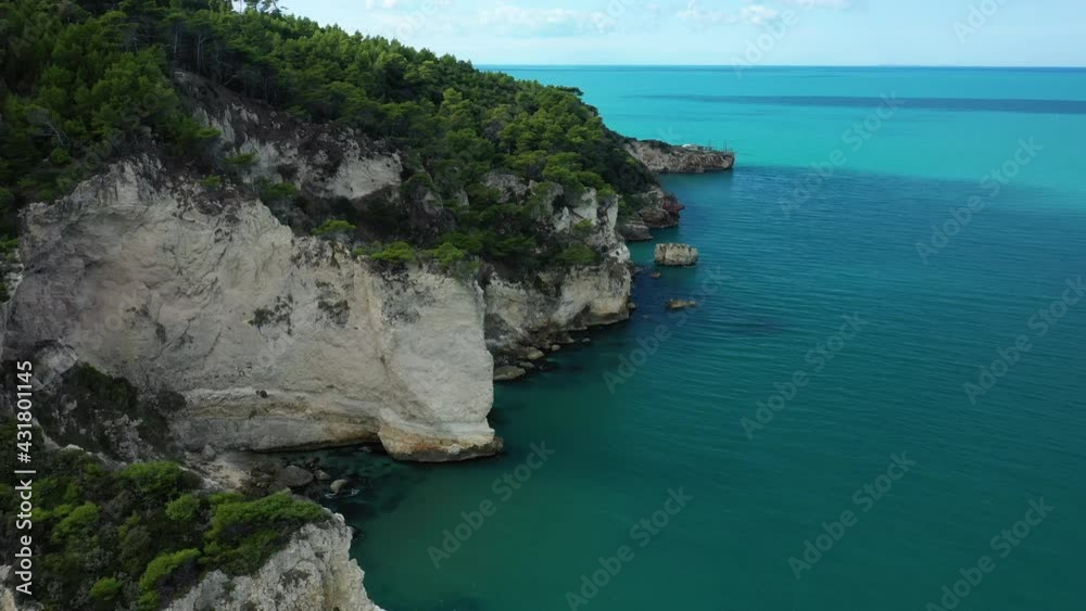 La vue rapprochée sur les falaises verdoyantes de la côte italienne se jettent dans la mer tyrrhénienne en Europe, en Italie, dans la région des Pouilles, dans la province de Foggia, à Peschici La vue rapprochée sur les falaises verdoyantes de la côte italienne se jettent dans la mer tyrrhénienne en Europe, en Italie, dans la région des Pouilles, dans la province de Foggia, à Peschici