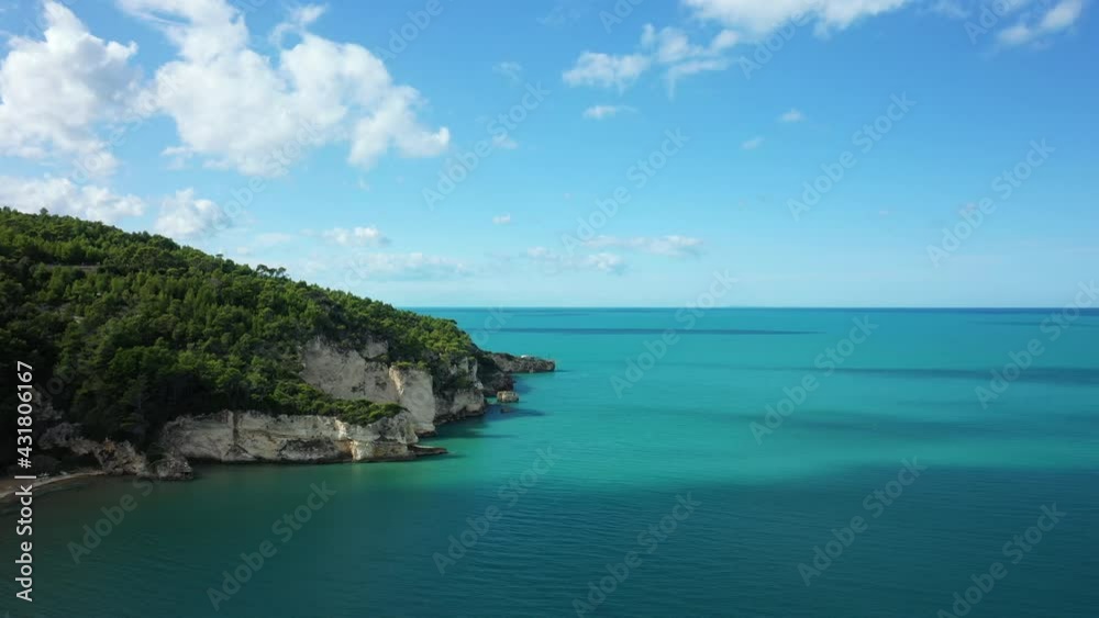 Les falaises verdoyantes de la côte italienne se jettent dans la mer tyrrhénienne en Europe, en Italie, dans la région des Pouilles, dans la province de Foggia, à Peschici Les falaises verdoyantes de la côte italienne se jettent dans la mer tyrrhénienne en Europe, en Italie, dans la région des Pouilles, dans la province de Foggia, à Peschici