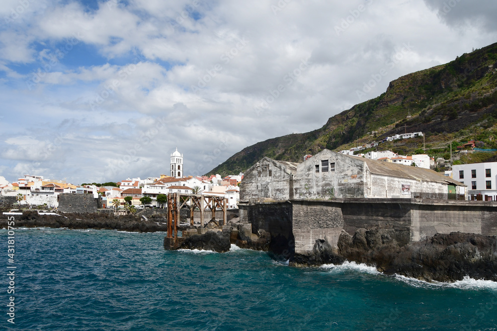 Fototapeta premium ANTIGUAS INFRESTRUCTURAS PORTUARIAS EN UN PUEBLO DE LA COSTA DE TENERIFE