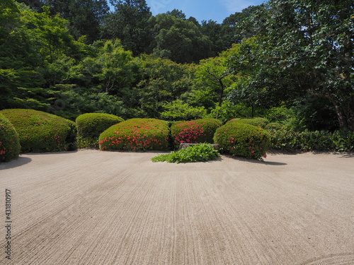 つつじの咲く日本庭園