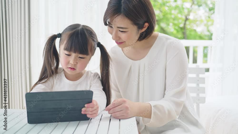タブレットを見る女の子 オンライン学習 個別指導 スローモーション タブレットを見る女の子 オンライン学習 個別指導 スローモーション