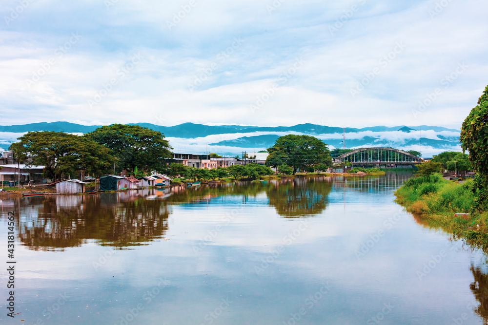 Casas flotantes sobre el río San Pablo, Babahoyo