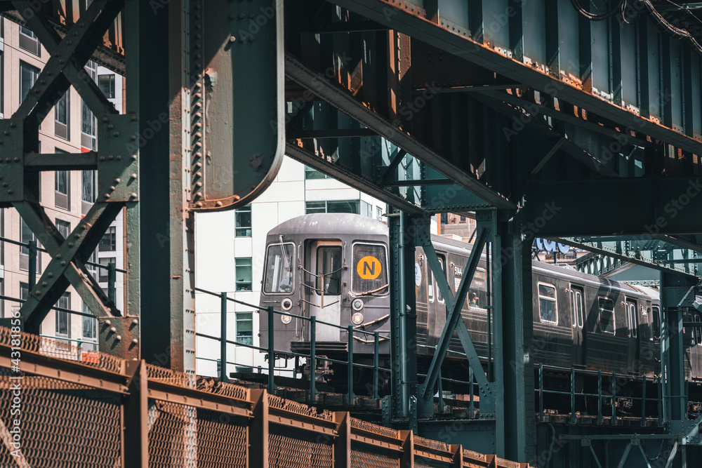 Naklejka premium train on the bridge New York City 