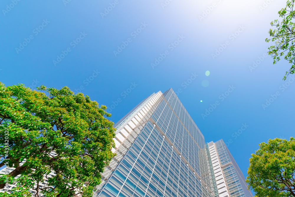 東京　品川　高層ビル　新緑と青空　2021年