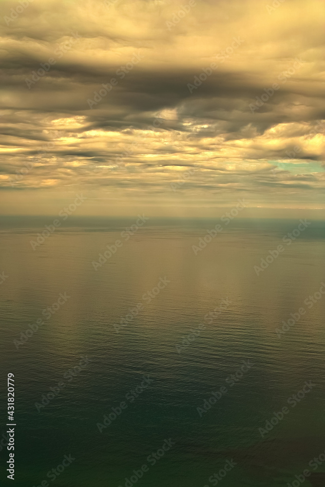 黄金色の雲を写す穏やかな海