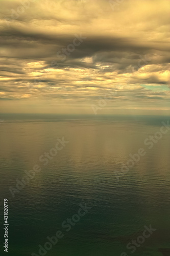 黄金色の雲を写す穏やかな海