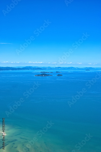 青い海に浮かぶ小さな島々 © BEIZ images