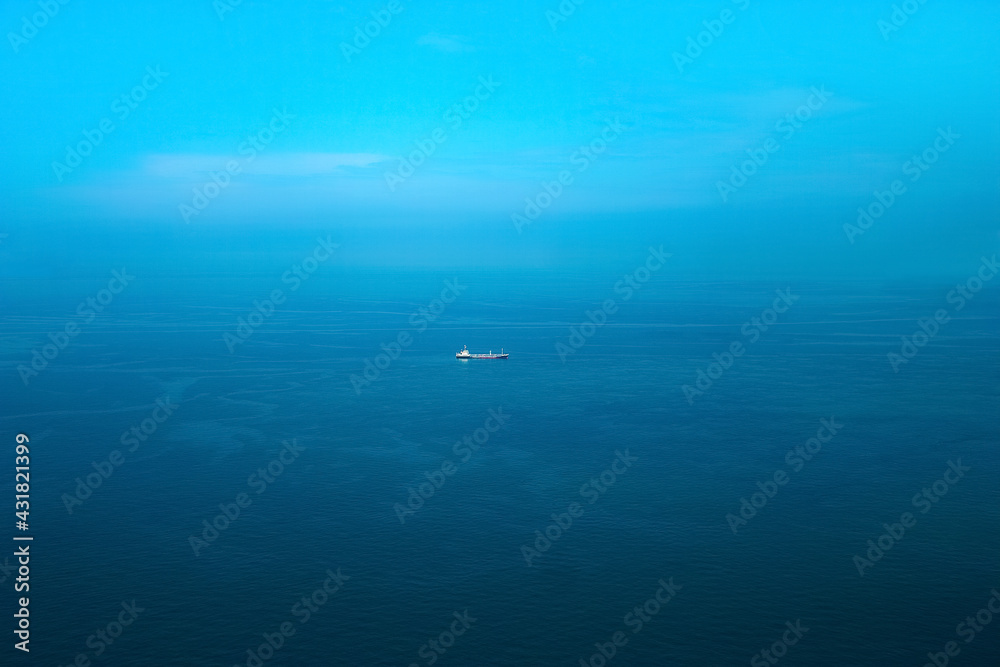 Obraz premium 穏やかな海と一隻の船