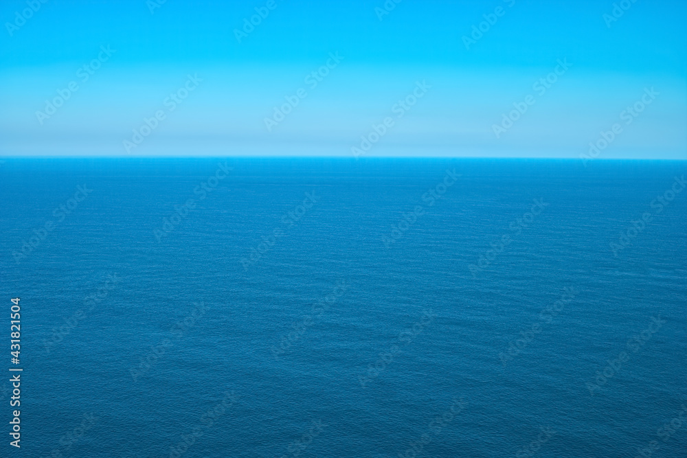 広大な青い海と空
