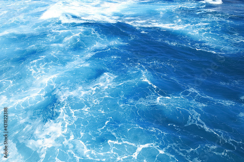 海揺れる青い海面