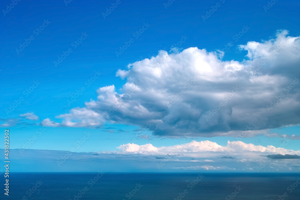 大きな雲のある青空と海 大きな雲のある青空と海