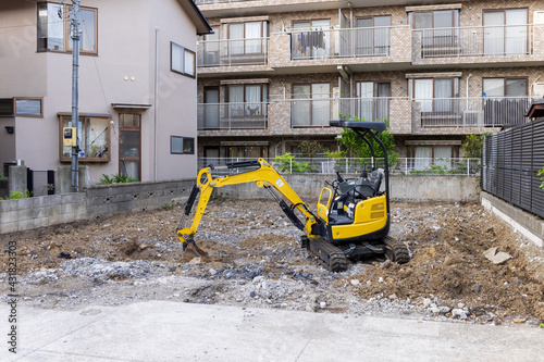 Schilderij op canvas 住宅街の住宅を取り壊した後、小型ショベルカーによる整地作業