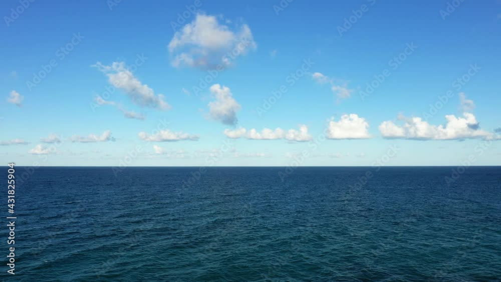 La mer tyrrhénienne dominée par des nuages blancs en Europe, en Italie, dans la région des Pouilles, dans la province de Brindisi, en été, en drone. La mer tyrrhénienne dominée par des nuages blancs en Europe, en Italie, dans la région des Pouilles, dans la province de Brindisi, en été, en drone.