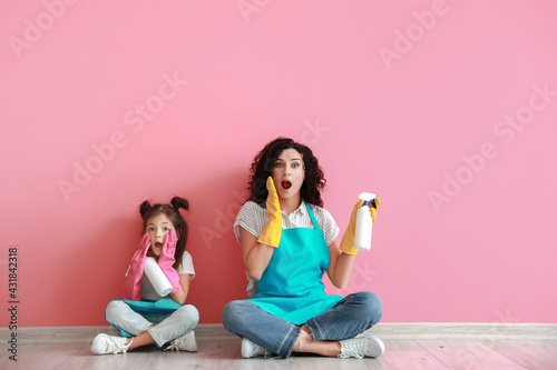 Mother and daughter with cl...