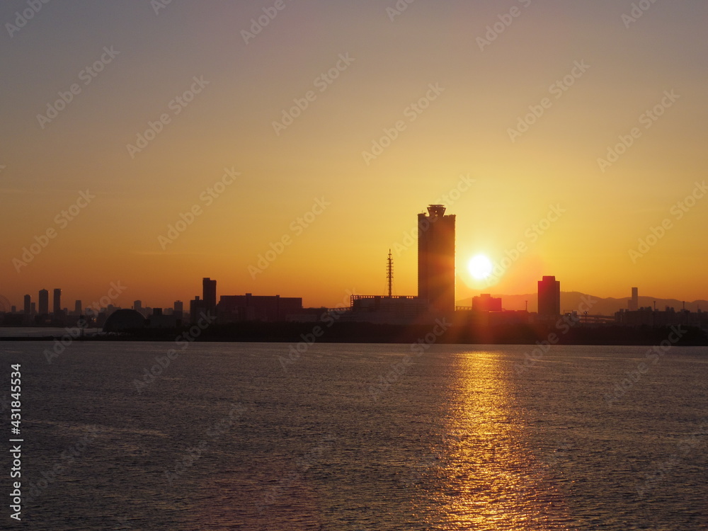 大阪港より望む朝日