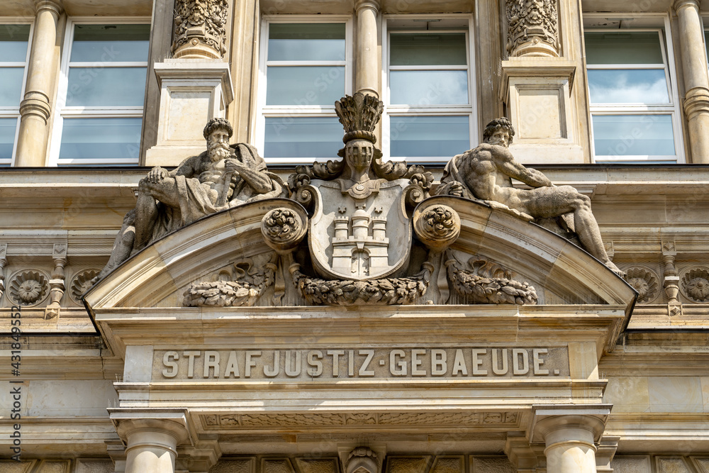 Detail über dem Eingang des Landgericht Hamburg Strafjustiz Gebäude mit Stadtwappen von Hamburg, Deutschland