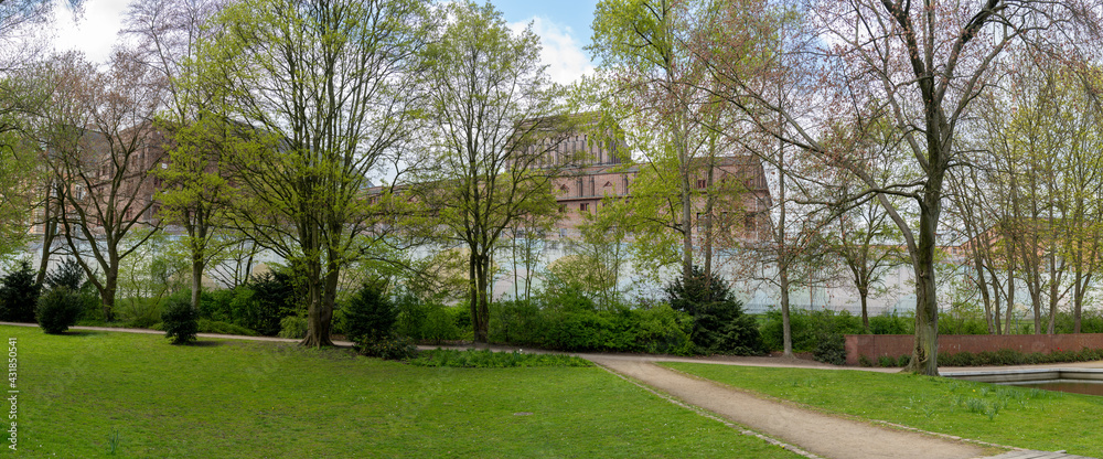 Obraz premium Panoramablick aus dem Park Planten und Blomen auf die Untersuchungshaftanstalt Hamburg im Hintergrund Deutschland